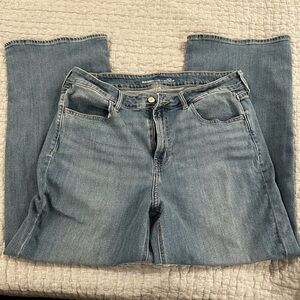 Old Navy Women’s Wow Wide Leg, Light Blue Jeans, cropped fit.